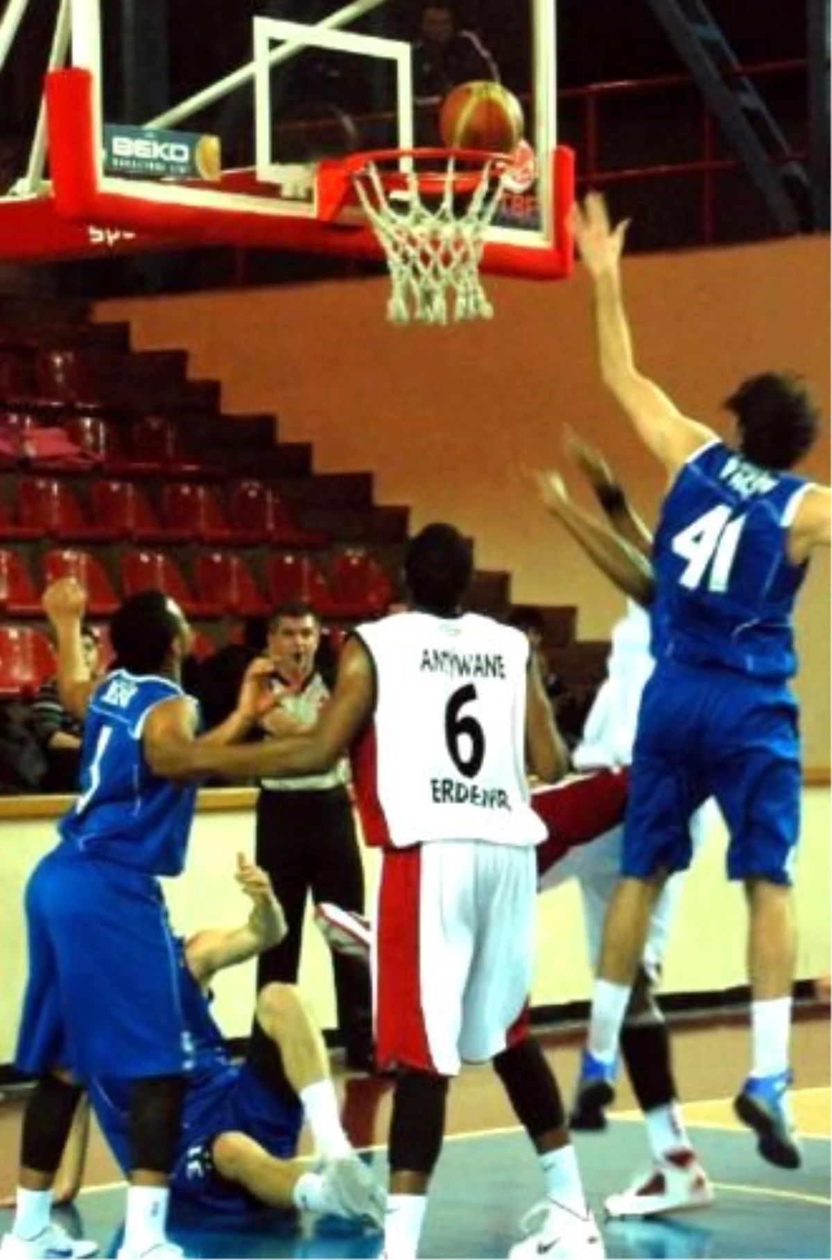 Erdemirspor-Antalya Büyükşehir Belediyespor: 83-88