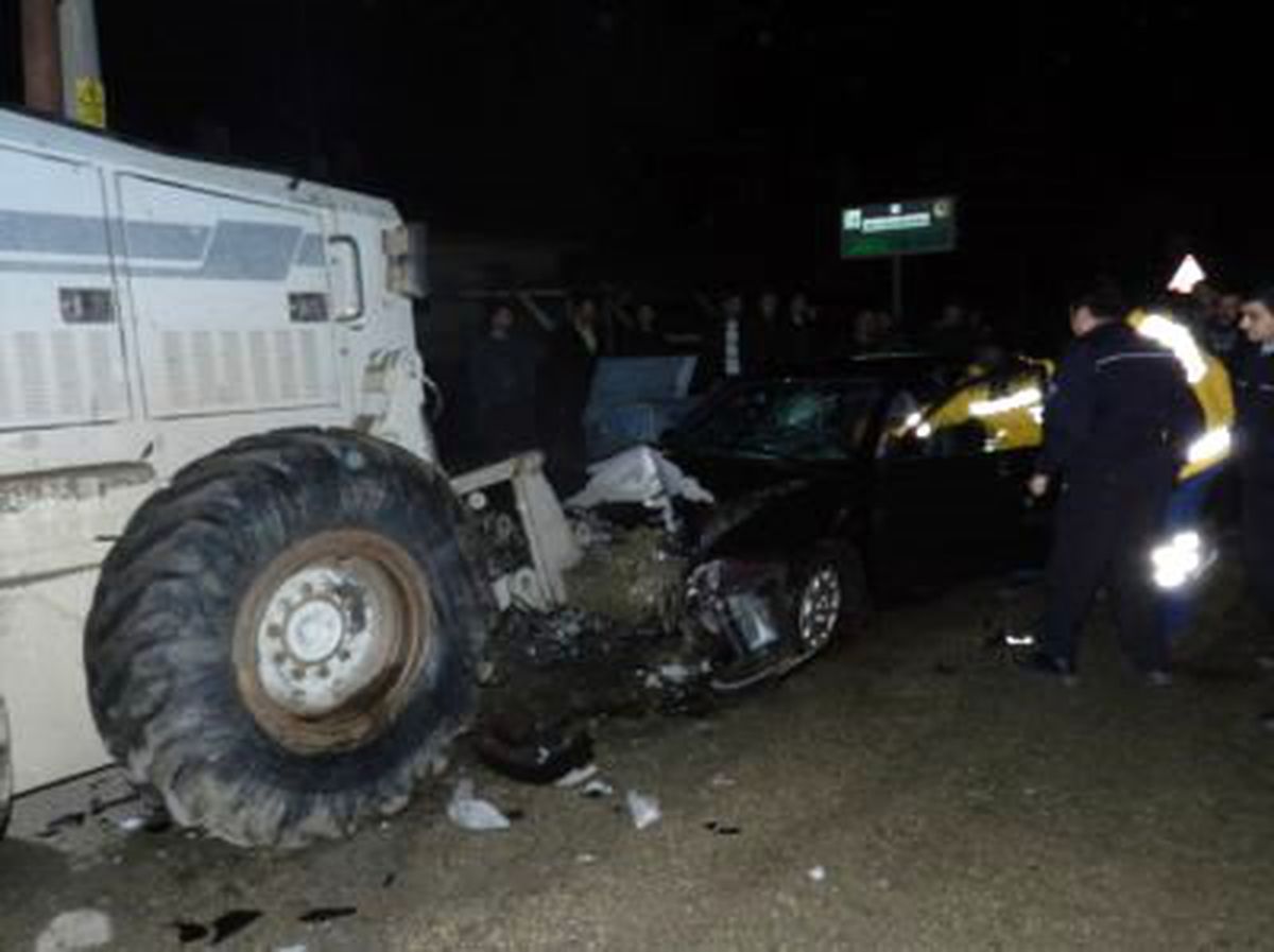 İş Makinesine Çarpan Aracın Sürücüsü Ağır Yaralandı