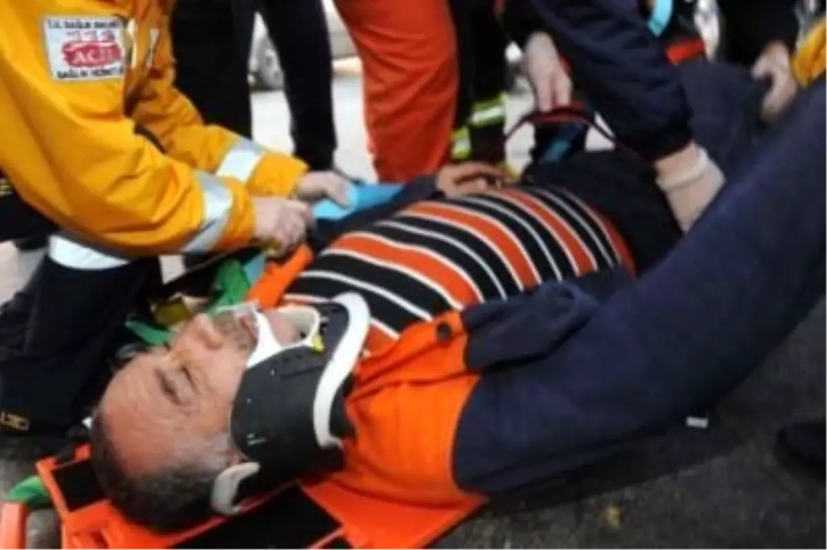 İşçi Servisine Çöp Kamyonu Çarptı