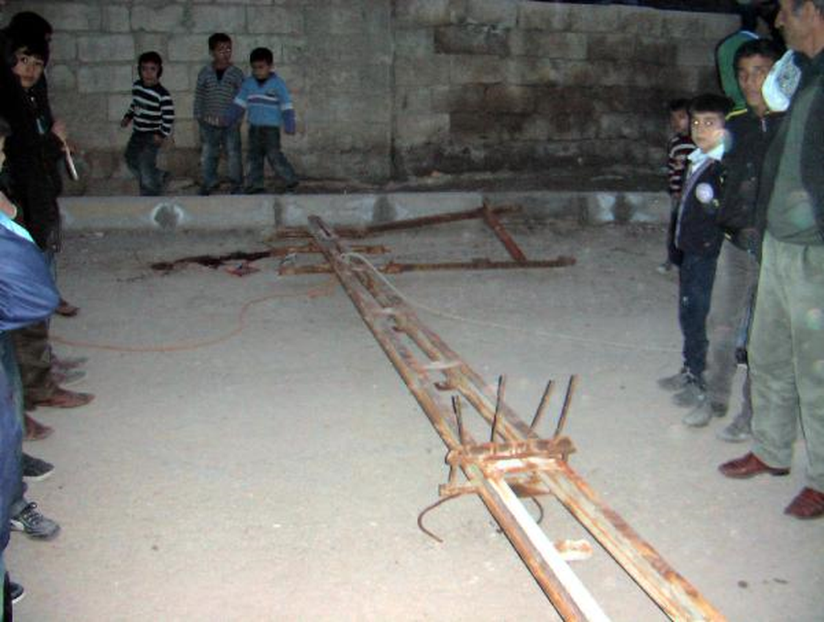 Kesilen Elektrik Direği 4 Yaşındaki Pelin\'in Üzerine Düştü