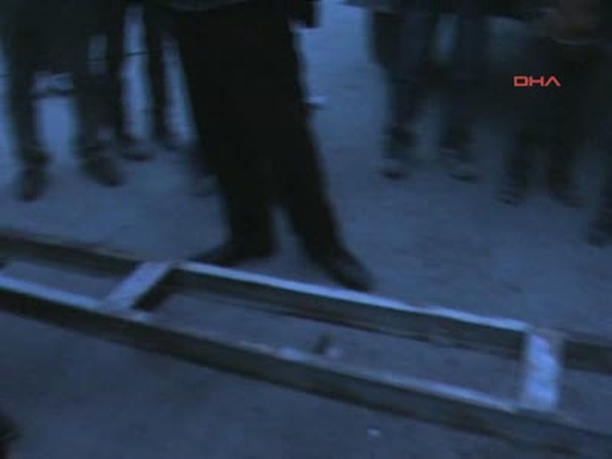 Kesilen Elektrik Direği 4 Yaşındaki Pelin\'in Üzerine Düşüp Öldürdü