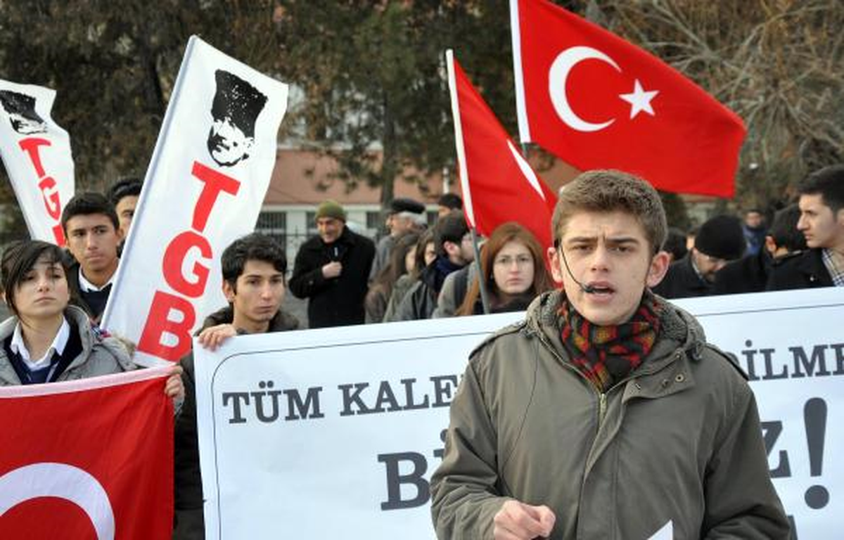 Liselilerden \'Gençliğe Hitabe\' Eylemi