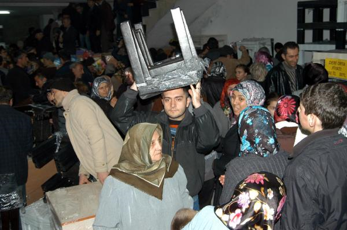 Mağaza Açılışında İndirim İzdihamı