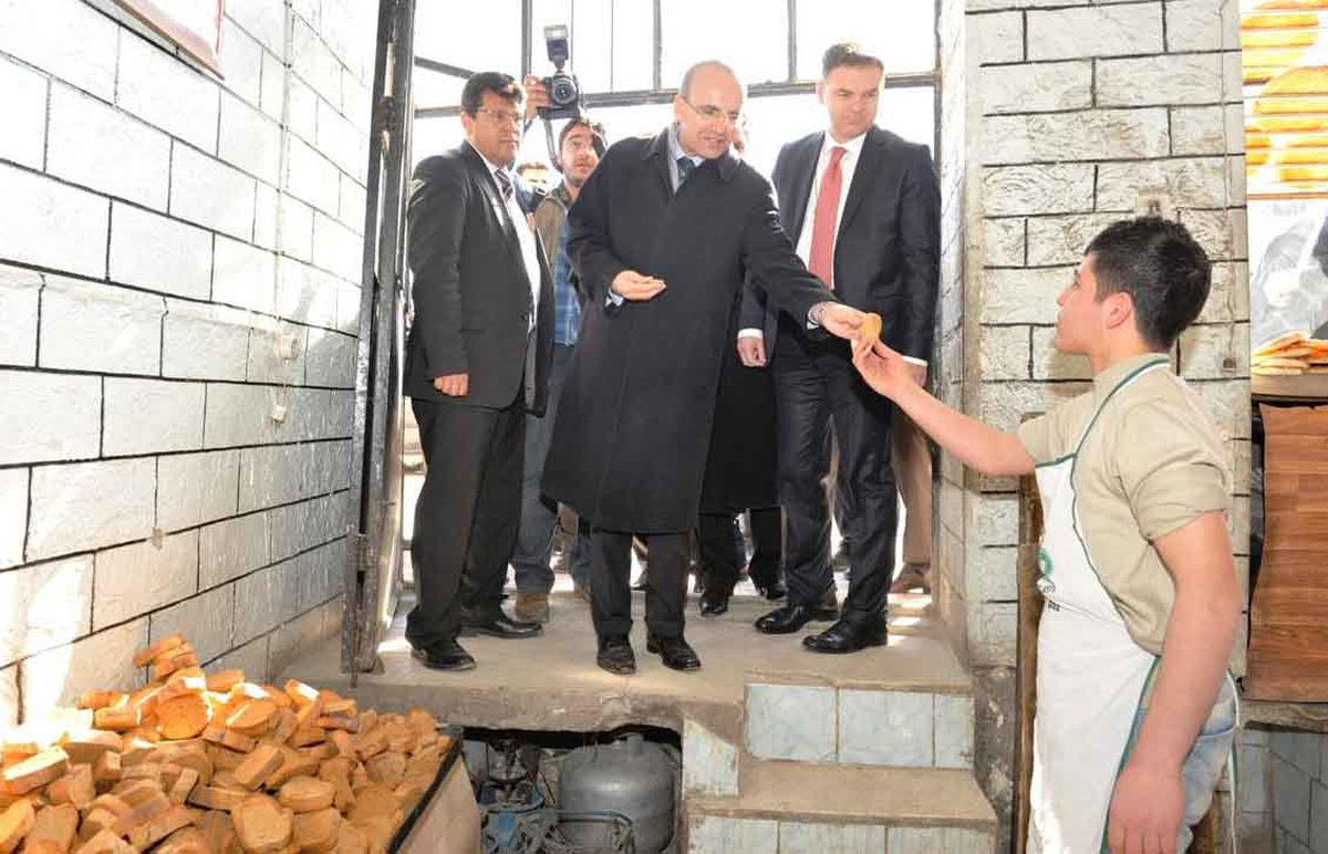 Maliyle Bakanı Şimşek, Mardin\'de Tarihi Mekanları Gezdi