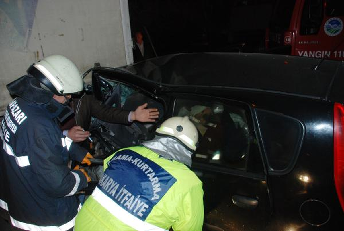 \'Mavi Kelebekler\' Dizisi Set Ekibini Taşıyan Karavana Otomobil Çarptı: 1 Ölü
