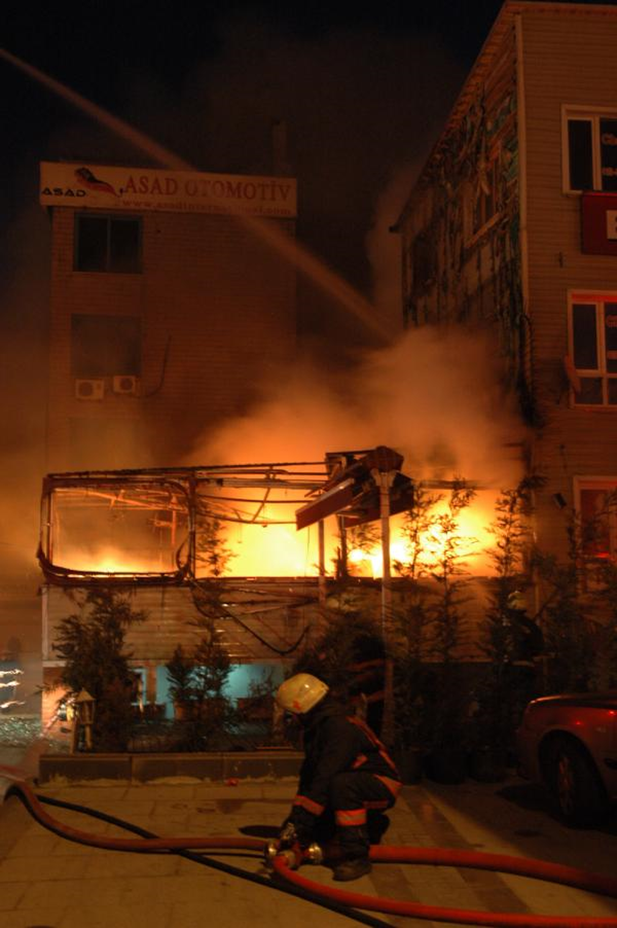Nargile Salonu Alev Alev Yandı