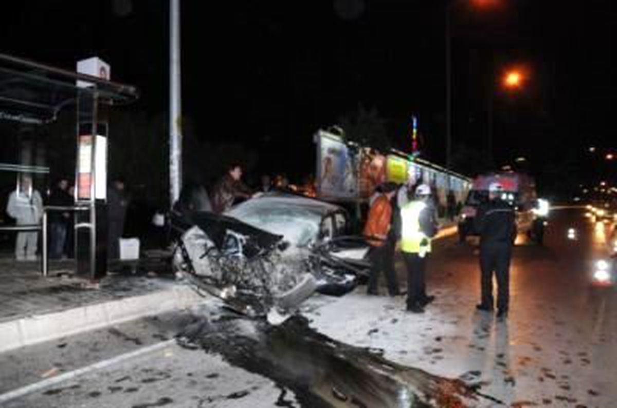 Otomobil, Otobüs Durağına Daldı: 2 Yaralı
