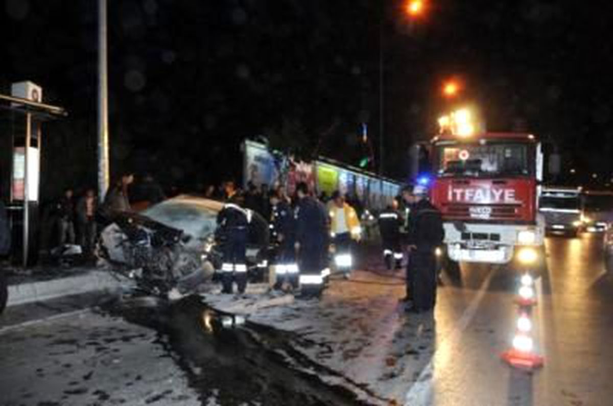 Otomobil Otobüs Durağına Daldı 2 Yaralı