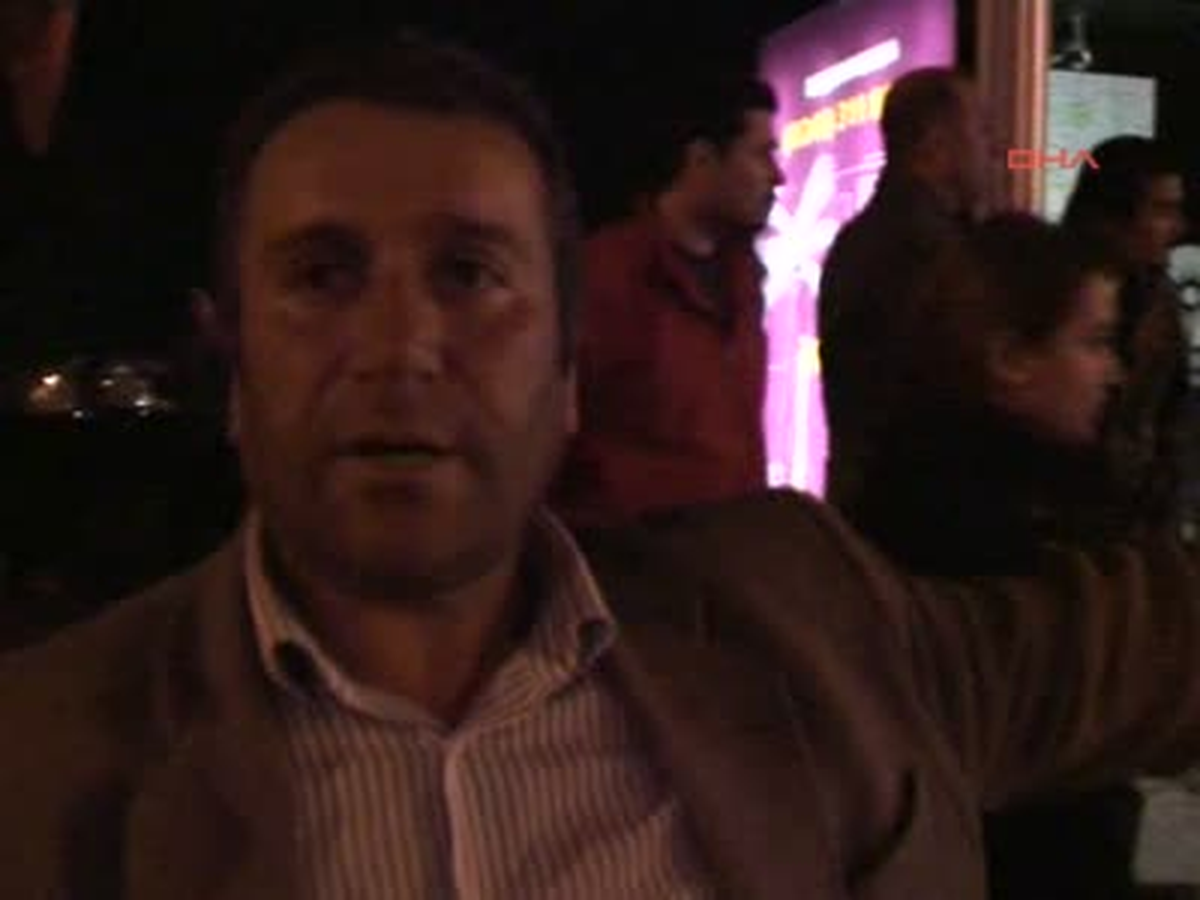 Otomobil Otobüs Durağına Daldı: 2 Yaralı