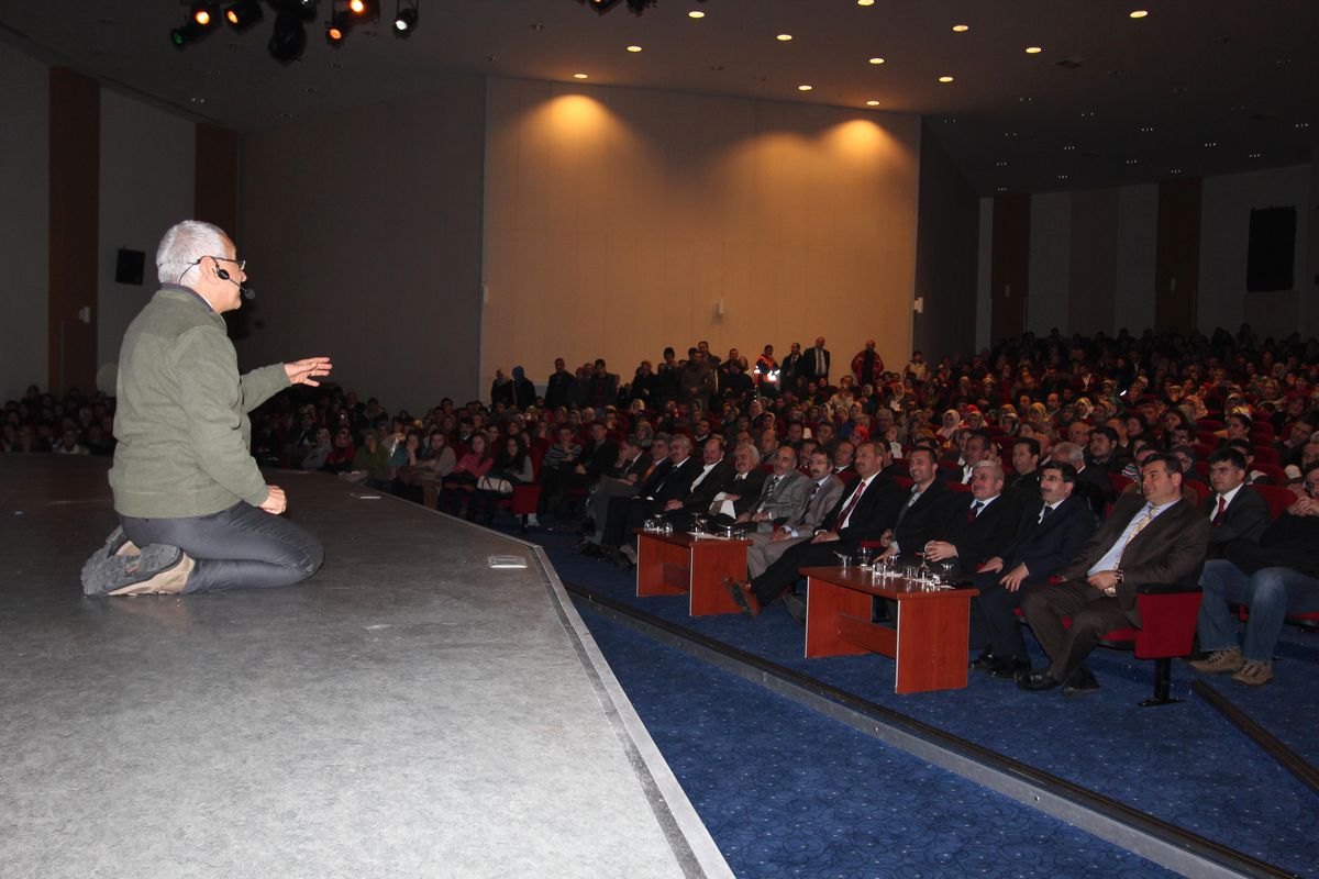 Ünlü İletişim Psikolojisi Uzmanı Cüceloğlu, 'İletişim ve Anlamlı Yaşam Konulu Bir Konferans Verdi