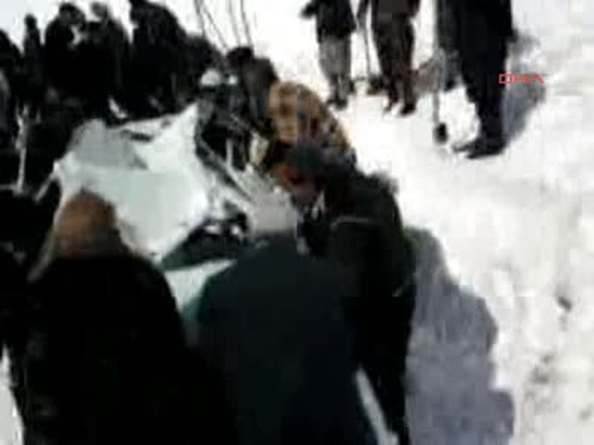 Otomobilin Üzerine Çığ Düştü