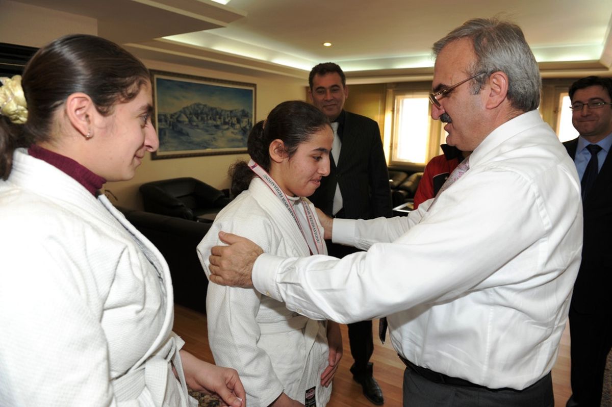 Vali Karaloğlu\'ndan Görme Engelli Şampiyonlara Bilgisayar Jesti