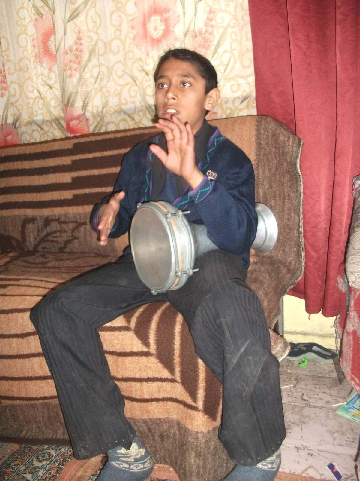 12 Yaşındaki İsmail Darbuka Çalarak Para Kazanıyor
