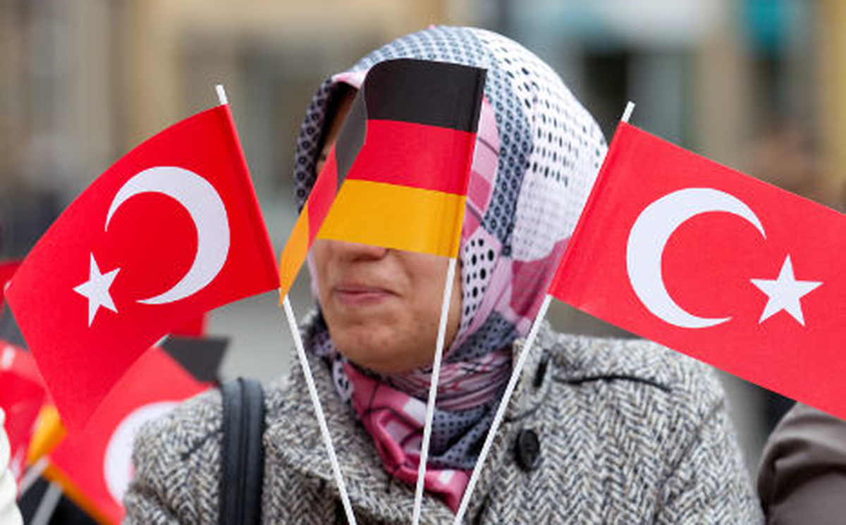 Almanya\'daki Türk Aileler ve Baktıkları Azeri Çocuklar 20 Yıl Sonra Buluştu