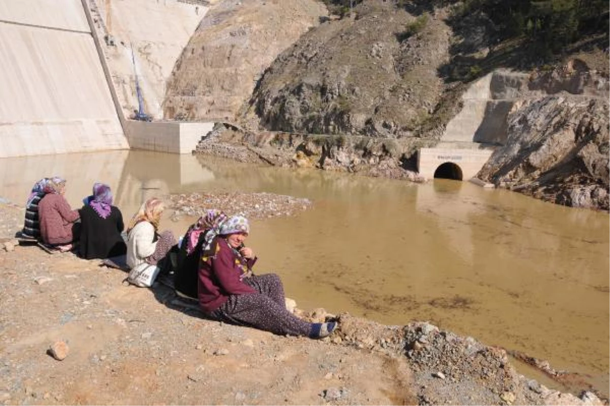 Baraj Kazasında Ölen 2 İşçi Toprağa Verildi, 8 Kayıp Aranıyor