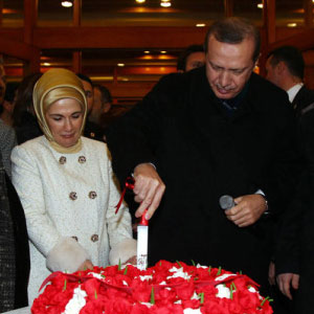 Başbakan Erdoğan, Havaalanında Doğumgünü Pastası Kesti
