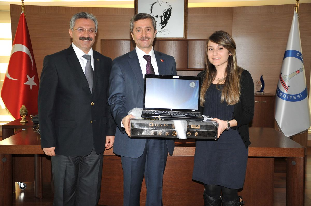Başkan Tahmazoğlu Okul Birincilerine Dizüstü Bilgisayarlarını Verdi