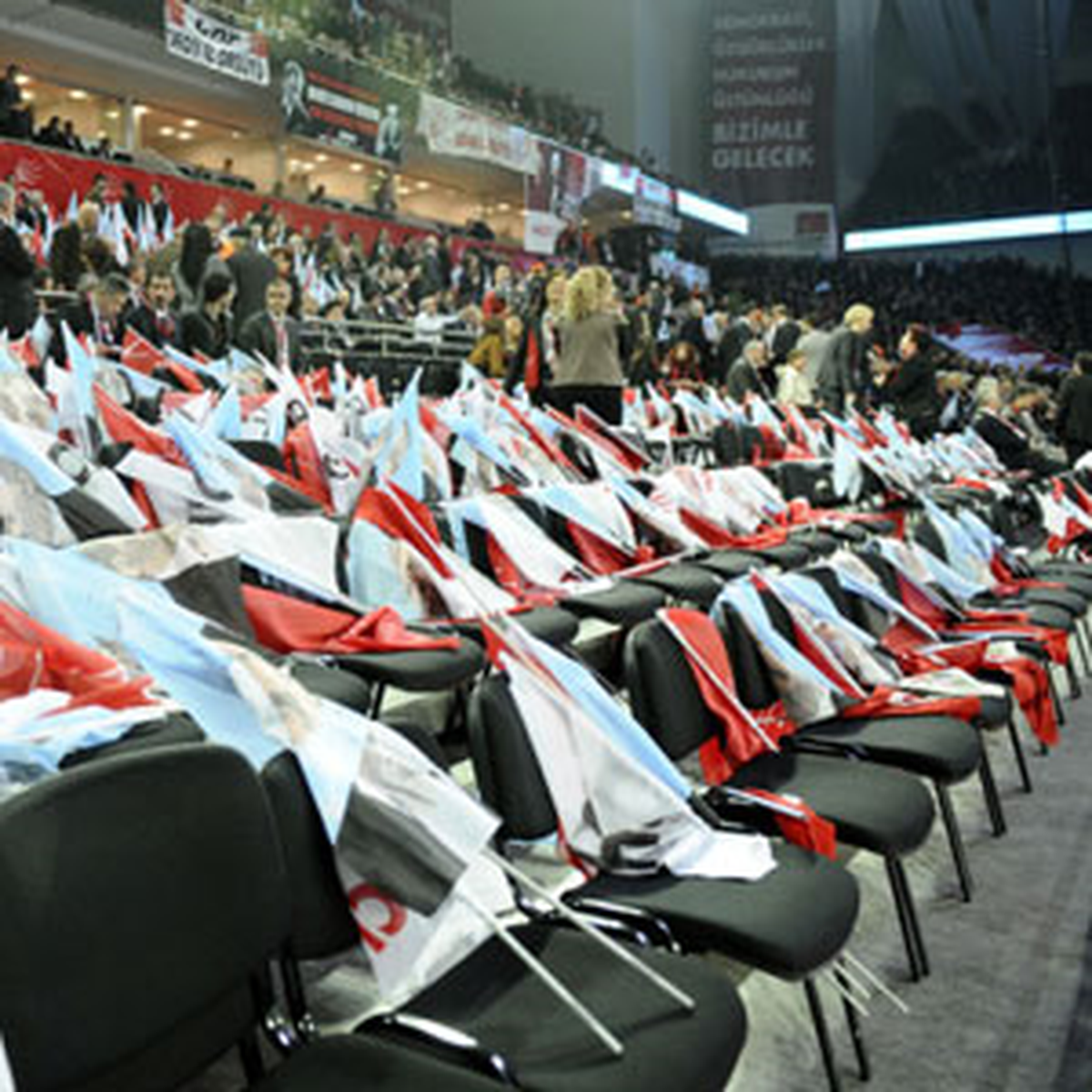 CHP Kuraltayının Yapılacağı Spor Salonu\'nda Partililer ve Delegeler Yerlerini Almaya Başladı