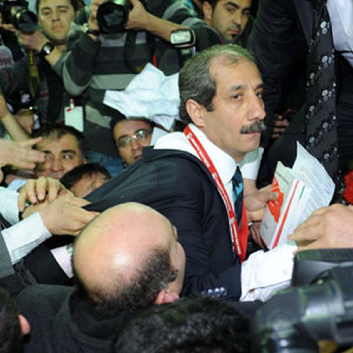 CHP Kurultayı\'nda Gerginlik
