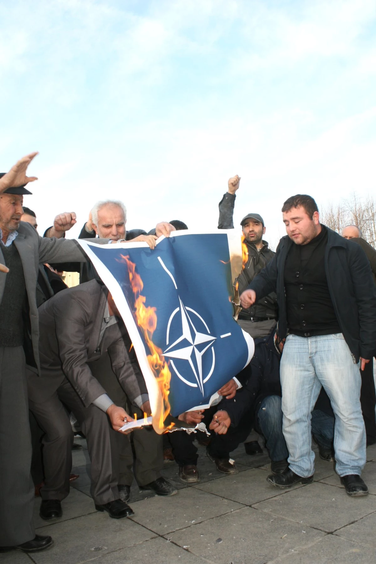 Düzce\'de NATO Bayrağı Yakıldı