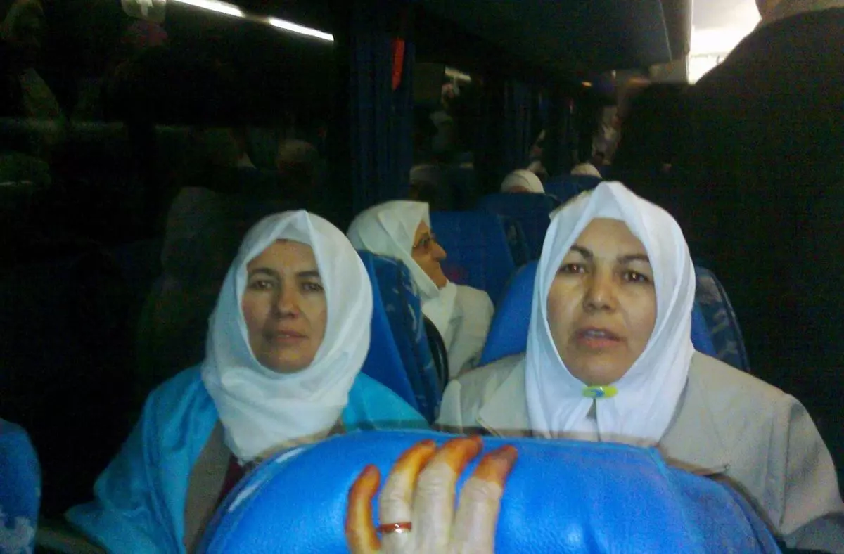 Edremit ve Havran\'da Umre Yolcuları, Dua ve Gözyaşları ile Uğurlandı