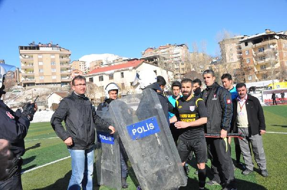 Hakkari\'de Amatör Maçta Gerginlik