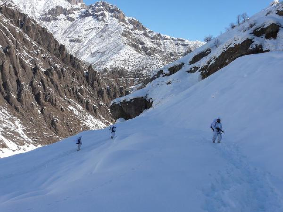 Hakkari\'de PKK Mağaraları ve Bazı Evlere Operasyon