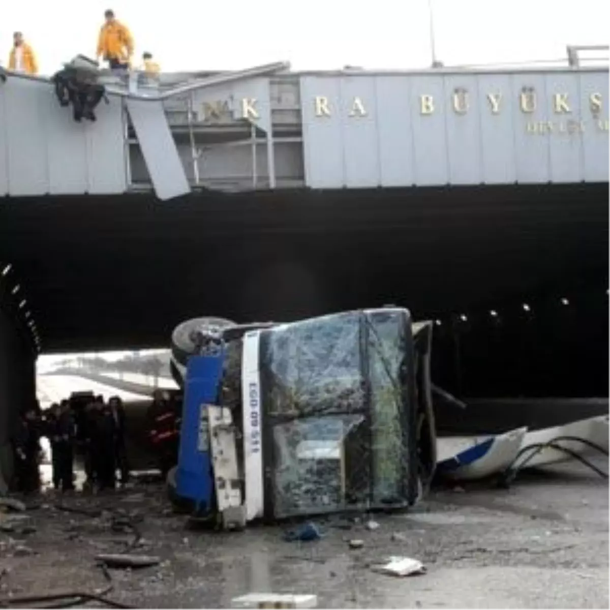Halk Otobüsü Köprüden Uçtu