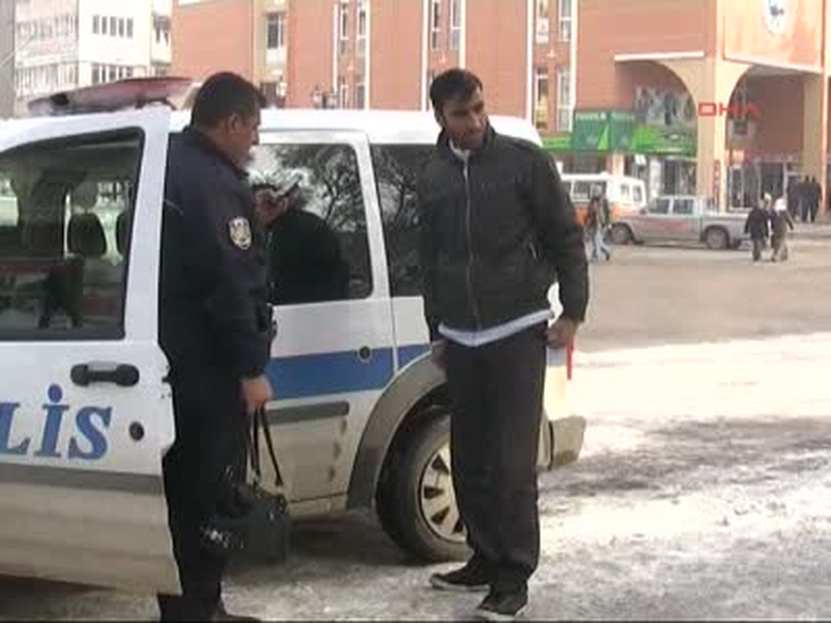 İş Aramaya Çıkan Genç, İçinde Altın ve Para Olan Çantayı Bulup Polise Teslim Etti