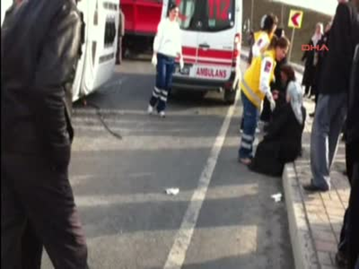 Kayaşehir\'de Servis Midibüsü Kaza Yaptı: 2\'si Ağır 15 Yaralı