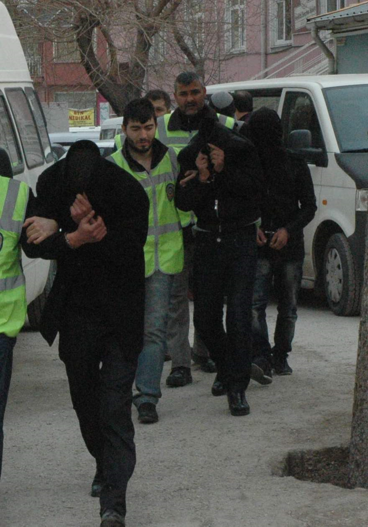 Koyun Çalıp, Adakçıya Sattılar