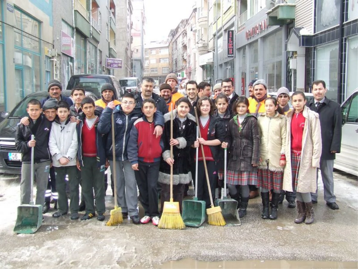 Öğrenciler Belediye Temizlik İşleri Müdürlüğü\'nü Ziyaret Etti