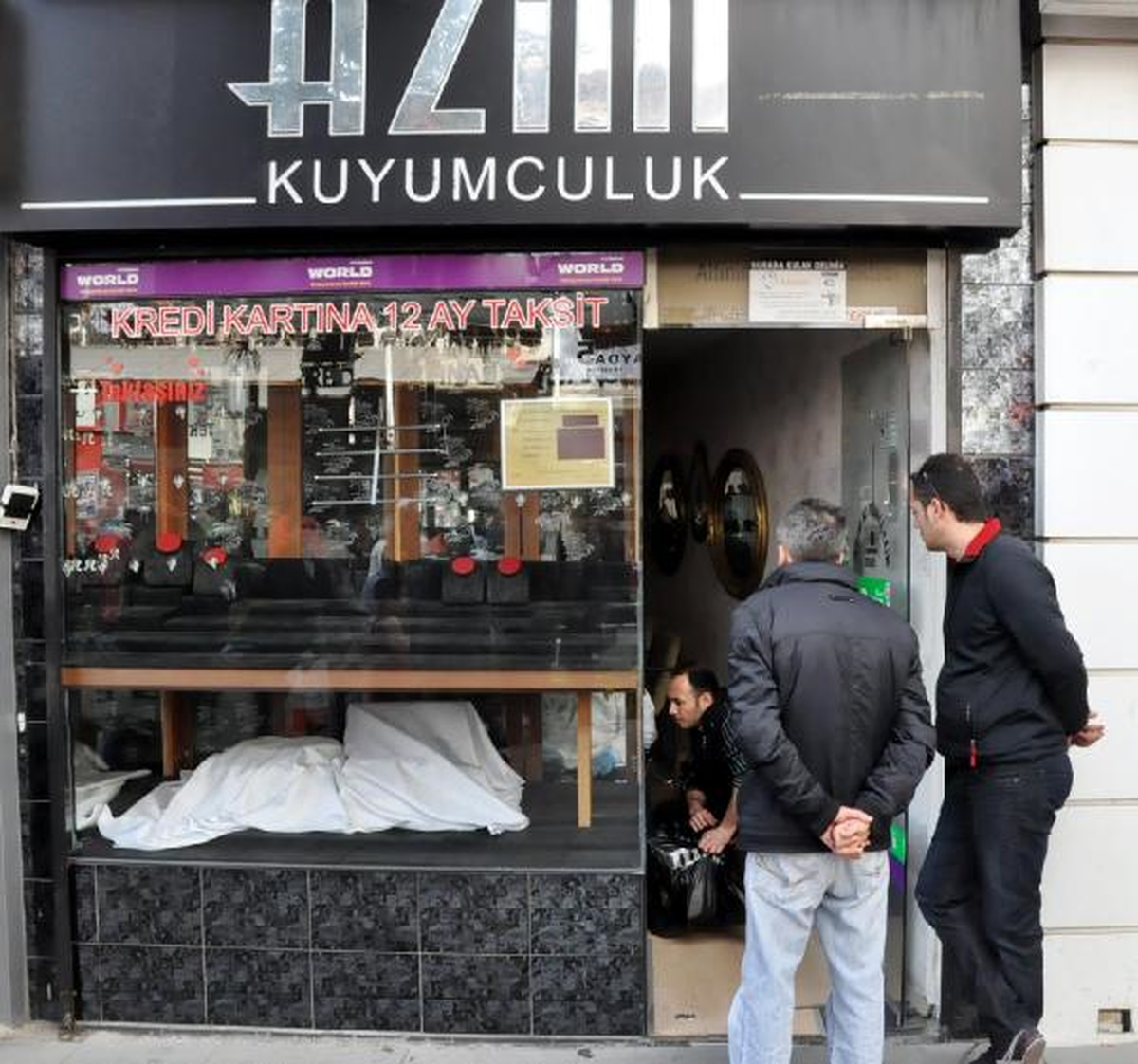 Parmaklıkları Kesip Kuyumcuyu Soydular