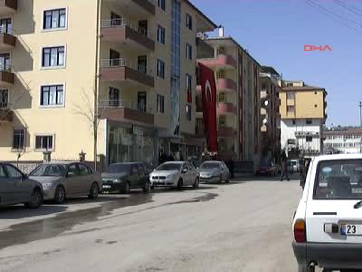 Şehit Astsubay\'ın Elazığ\'daki Evine Vali ve Paşadan Taziye Ziyareti