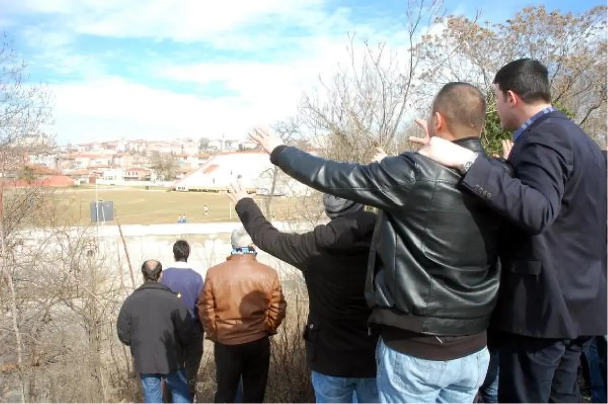 Stada Alınmayan Taraftarlar Tren Raylarının Üzerinden Maçı İzledi