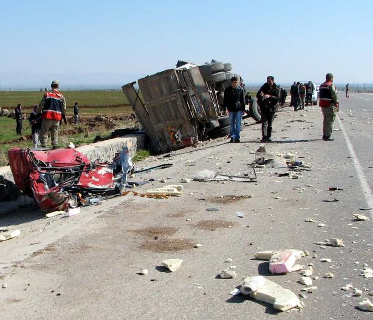 Viranşehir\'de Tır, Kamyona Çarptı: 2 Yaralı