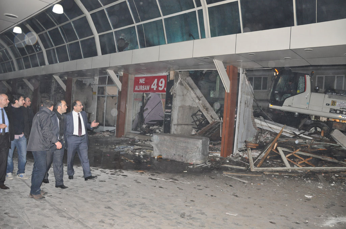 Yangında Zarar Gören 22 İşyeri Yıkılıyor