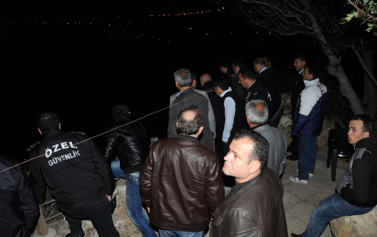 30 Metre Yükseklikten Denize Atladı, Yürüyerek Sahilden Çıktı