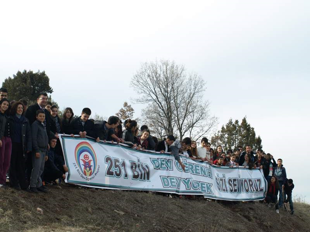 Akhisarlı Dev Öğrenciler Çam Fidanı Diktiler