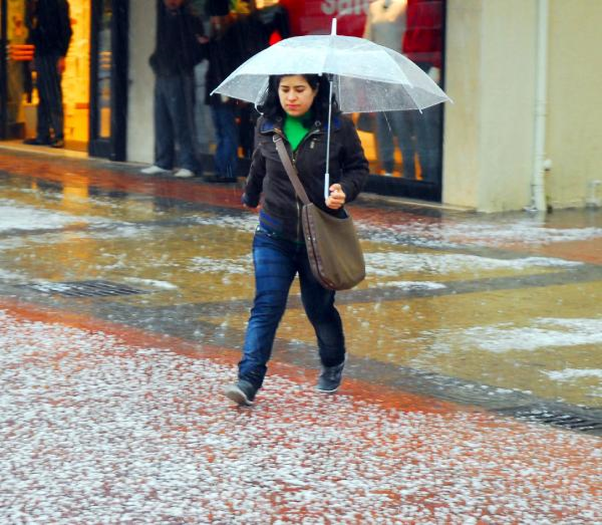 Alanya\'da Doluya Yakalananlar Zor Anlar Yaşadı