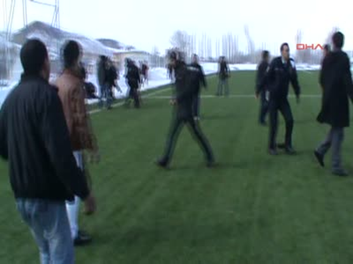 Amatör Maçta Kavga Çıktı, Polis Biber Gazı Sıktı, Yaralı Futbolcu Hastaneye Kaldırıldı