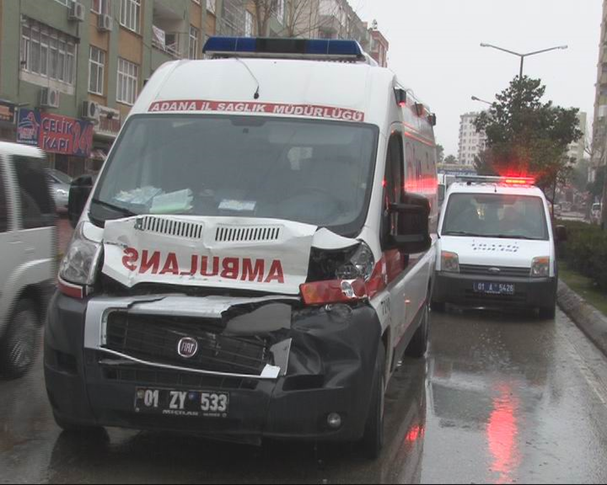 Ambulans Kayganlaşan Yolda Kaza Yaptı