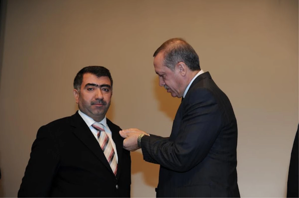 Başbakan Erdoğan, Başkan Atan\'a Rozetini Taktı