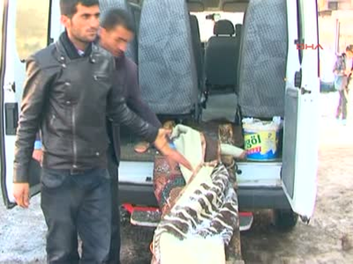 Bingöl\'de Hastayı Merdivene Yatırıp 3 Kilometre Taşıdılar