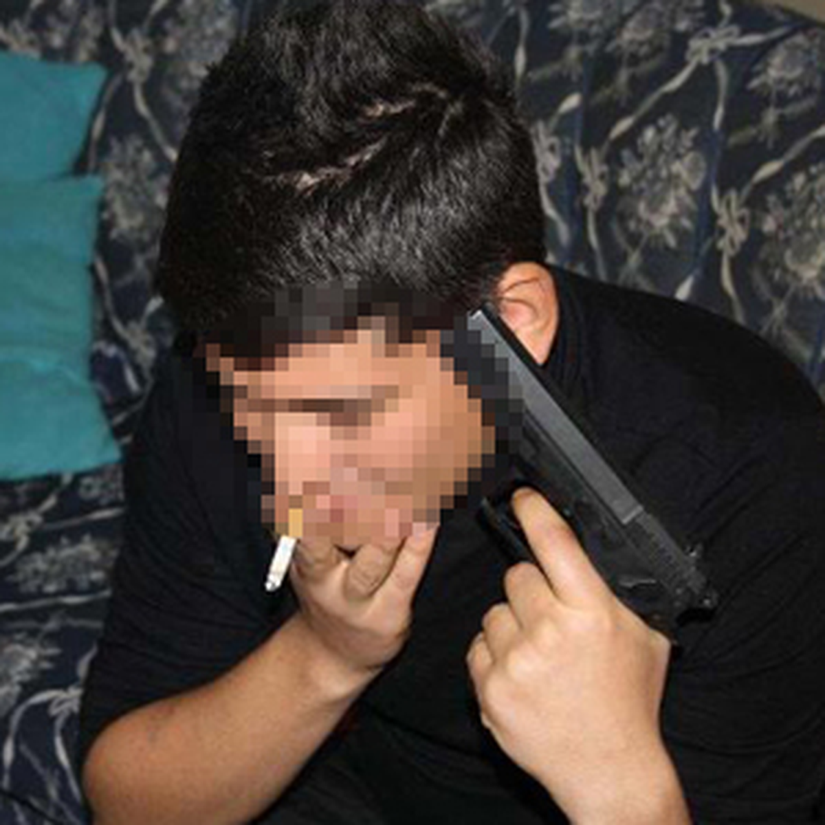 Bu Silahı Kalbine Dayadı Ve...