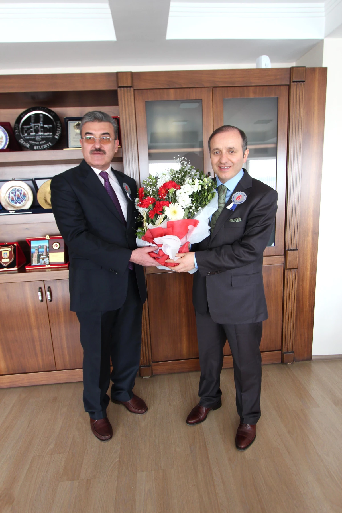 Erzurum Vergi Dairesi Başkanı Yunus Poyraz, Büyükşehir Belediyesi\'ndeydi…