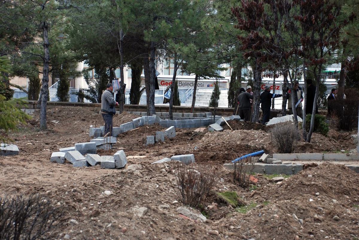 Gediz Belediyesi Yeşil Alan Düzenleme Sezonunu Erken Açtı