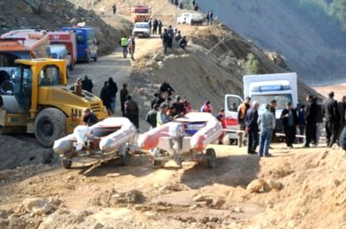 İş Makinası Nehir Yatağında Bulundu