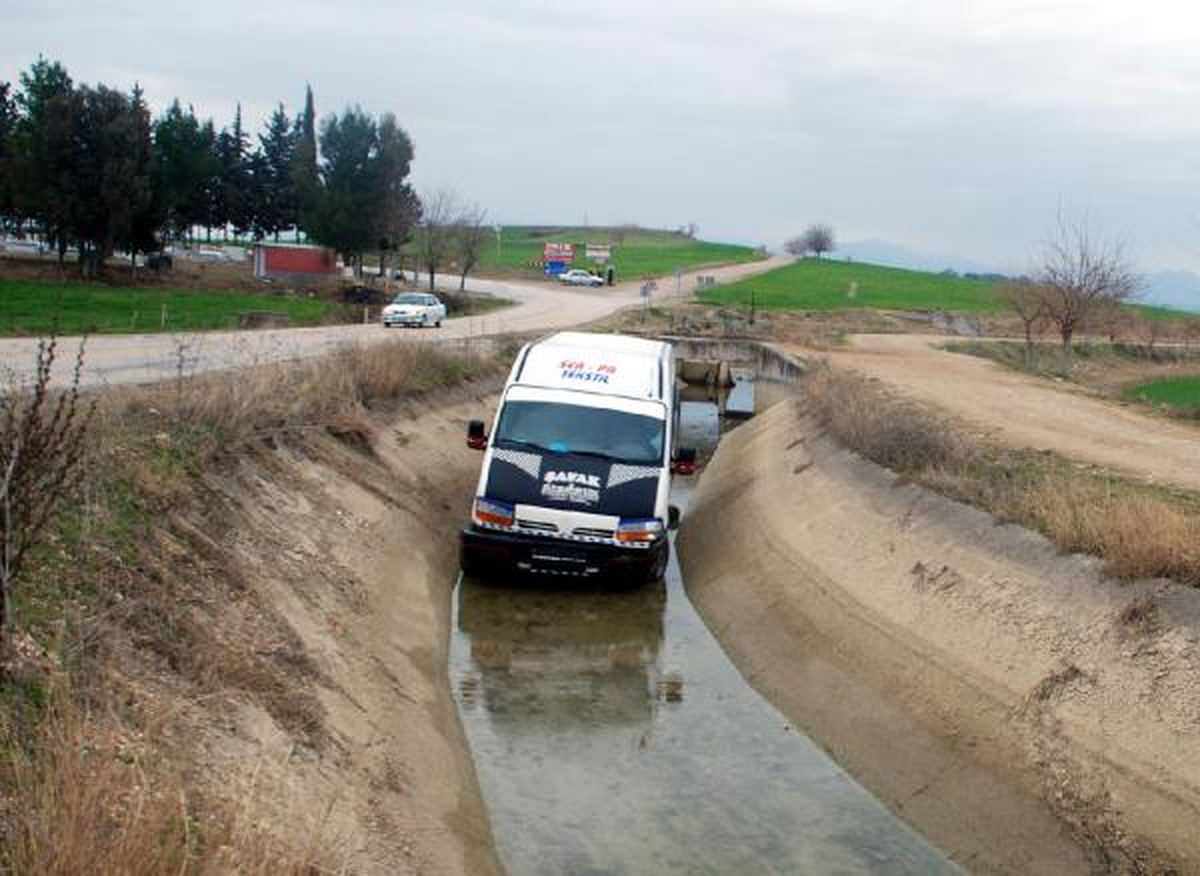 İşçi Servisi Kanala Uçtu: 7 Yaralı