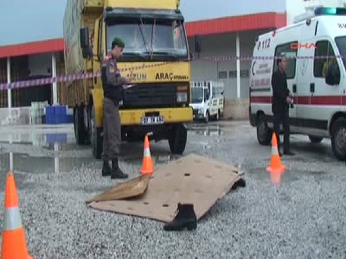 Kamyonun Altında Kaldı
